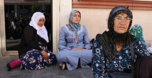 Çocuklarının dağa kaçırıldığını söyleyen üç aile HDP önünde eylem başlattı