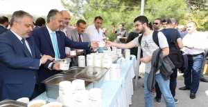 Üniversite öğrencilerine aşure ikramı