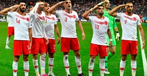 Paris'te asker selamı