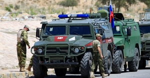 Yaklaşık 300 Rus askeri polisi, Kürt güçlerin sınırdan çekilmesine yardım etmek için Suriye’de