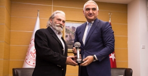 Kültür ve Turizm Bakanı Ersoy, Haluk Bilginer'i tebrik etti