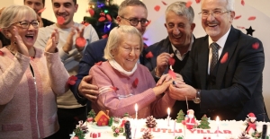 Huzurevinde yeni yıla renkli karşılama