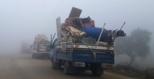 İdlib'i terk ederek Türkiye sınırına gelenlerin sayısı artıyor