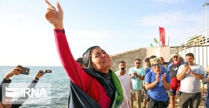 "Bir eli bağlı yüzme kategorisi"nde dünya rekorunu kıran İranlı kadın sporcu, Guinness'e adını yazdırdı