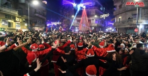 Suriye'den renkli sahneler; Halep Aziziye Sahasında NOEL Ağacı Aydınlatıldı