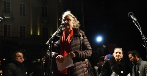 İsveçli gazeteci Doctare, Peter Handke'ye tepki olarak Nobel madalyasını iade ediyor