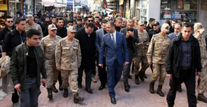 Jandarma Genel Komutanı Orgeneral Arif Çetin, yine Güneydoğu halkıyla kol kola girerek seslendi; "Terör bitiyor, zaten 500 civarında terörist kaldı"