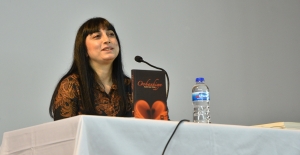 Son romanı için 2 yıl akıl hastalarıyla yaşadı