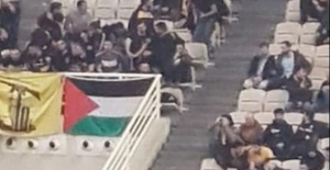 Basketbol maçında Yunanlı taraftarlar İsrail bayrağı yaktılar