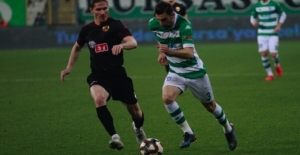 Bursa'dan 1-0 galip ayrılan Eskişehirspor, üç puanı taraftarıyla kutladı.