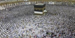 S. Arabistan, Koronavirüs nedeniyle Umre ziyaretlerini askıya aldı