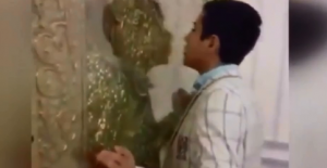 İran’da koronavirüsten korunmak için türbe demirlerini yalıyorlar!