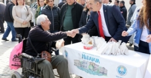 Mudanya Belediyesi Şehitler için lokma dağıttı