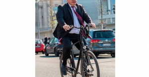Alman Bakan Altmaier, 750 milyar Euro dağıttı, evine bisikletle gitti