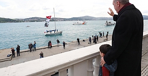 Cumhurbaşkanı Erdoğan, fetih kutlamaları dolayısıyla Boğaz'dan geçen tekneleri selamladı