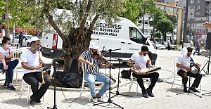 Gemlik'te sokağa çıkan vatandaşlara müzik ziyafeti