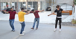 Kırıkkale'de ekmek dağıtan gençler sokak ortasında oynamaya başladılar!