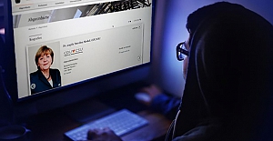 Merkel Rusya'yı "Siber Saldırı" ile suçladı