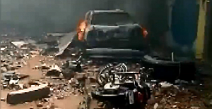 Pakistan'da 107 kişi taşıyan uçak düştü