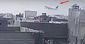 Pakistan’da yolcu uçağının düşme anı güvenlik kameralarına yansıdı