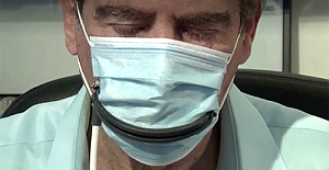 Yemek yemeye izin veren uzaktan kumandalı maske