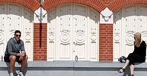 İngiltere hükümeti 2 metrelik sosyal mesafenin '1 metreye indirilmesini' değerlendiriyor