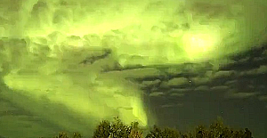 Kuzey ışıkları bulutların arkasından geceyi aydınlattı