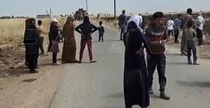 Suriye'de köylüler Amerikan askeri konvoyunu taşladılar