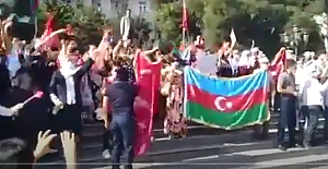 Azerbaycan Türkleri sokaklara indi ve  “Türk Ordusu Gitme, Kal” eylemi gerçekleştirdi