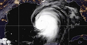 Meksika Körfezi'nde etkili olan Laura Kasırgası, Texas ile Louisiana'yı kötü vuracak