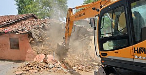 Yıldırım Belediyesi, tehlike arz eden metruk yerlerin yıkımına devam ediyor.