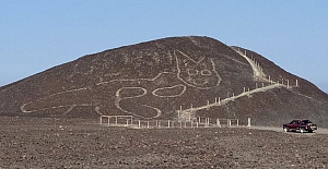 Peru'da çöle çizilmiş 2 bin yıllık dev kedi figürü keşfedildi