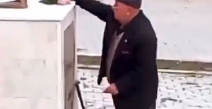 Atatürk'e tek başına anma töreni yaptı