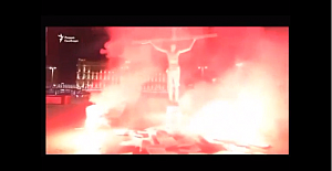 Moskova'da bir genç kendini Hz İsa gibi çarmıha gerip ateşe verdi