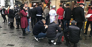 Yeni dönem başladı: İçeri alınmayınca yere çökerek yemek yediler