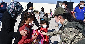 Barış Pınarı Bölgesi çocuklarına Mehmetçikten yardım eli