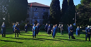 Boğaziçi'nde rektörlük devir törenine cübbeleriyle katılan hocalar arkalarını döndü