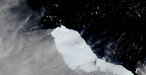 Güney Atlantik'te sürüklenen dünyanın en büyük buzdağından büyük bir parça daha koptu