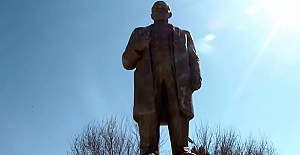 Ukrayna’da son Lenin heykeli de yıkıldı