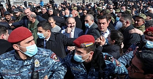 Ermenistan Durulmuyor: Ordu istifa isteyerek ayağa kalktı, Paşinyan 'darbe var' diye halkı desteğe çağırdı