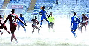 Erzurum'da -7 derecede oynanan maçta alttan ısıtma açıldı, saha saunaya döndü