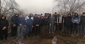 Meriç Nehri'nde mahsur kalan düzensiz göçmenleri Türk askeri kurtardı