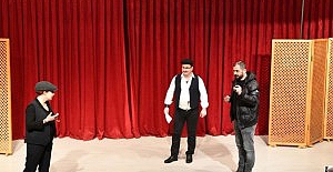 Belediye Başkanı tiyatroda rol aldı ve oynadı