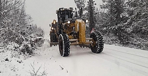 Nilüfer’de kar yağışıyla kapanan yollar açılıyor