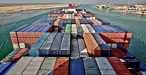 Süveyş Kanalı, karaya oturan 400 metrelik gemi nedeniyle trafiğe kapandı