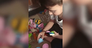 Annesi Gazzeli babası Türk çocuk, bombalardan "korunmak" için evde çadır kurdu: "Korkuyorum, artık bitsin"