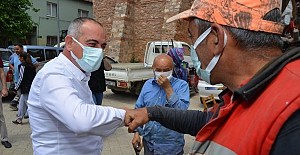 Binlerce domates fidesi Gemliklilere hediye ediliyor