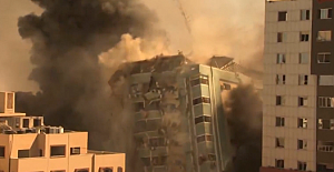 Gazze'de İsrail uçaklarının vurduğu, (içinde AP ve Al Jazeera ofisleri de bulunan) 13 katlı bina çöktü