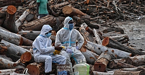 Hindistan salgının pençesinde. Yağışlar yüzlerce cansız bedeni ortaya çıkardı
