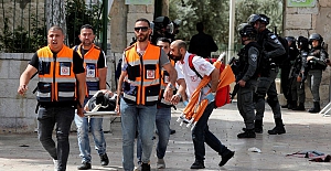 İsrail polisi, Mescid-i Aksa’da nöbet tutan Filistinlilere saldırdı: 215 yaralı